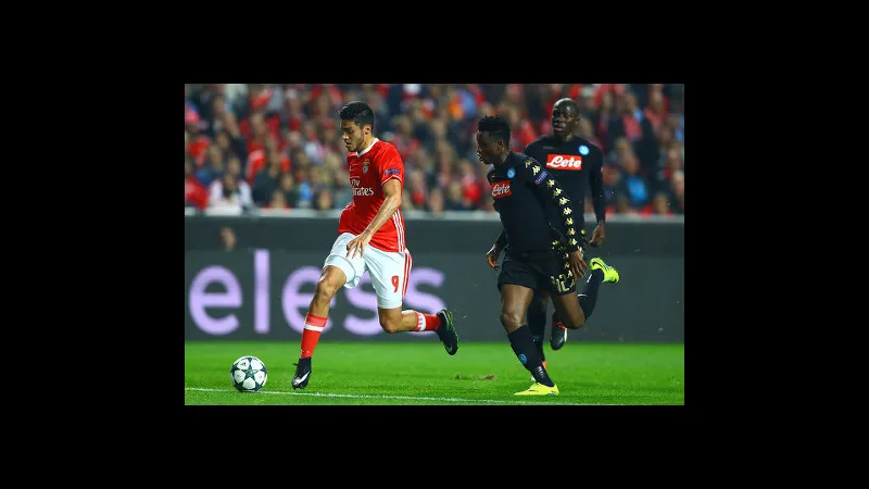 Cầu thủ Benfica chống chọi với cầu thủ Napoli để giành quyền kiểm soát bóng Cầu thủ Benfica chống chọi với cầu thủ Napoli để giành quyền kiểm soát bóng